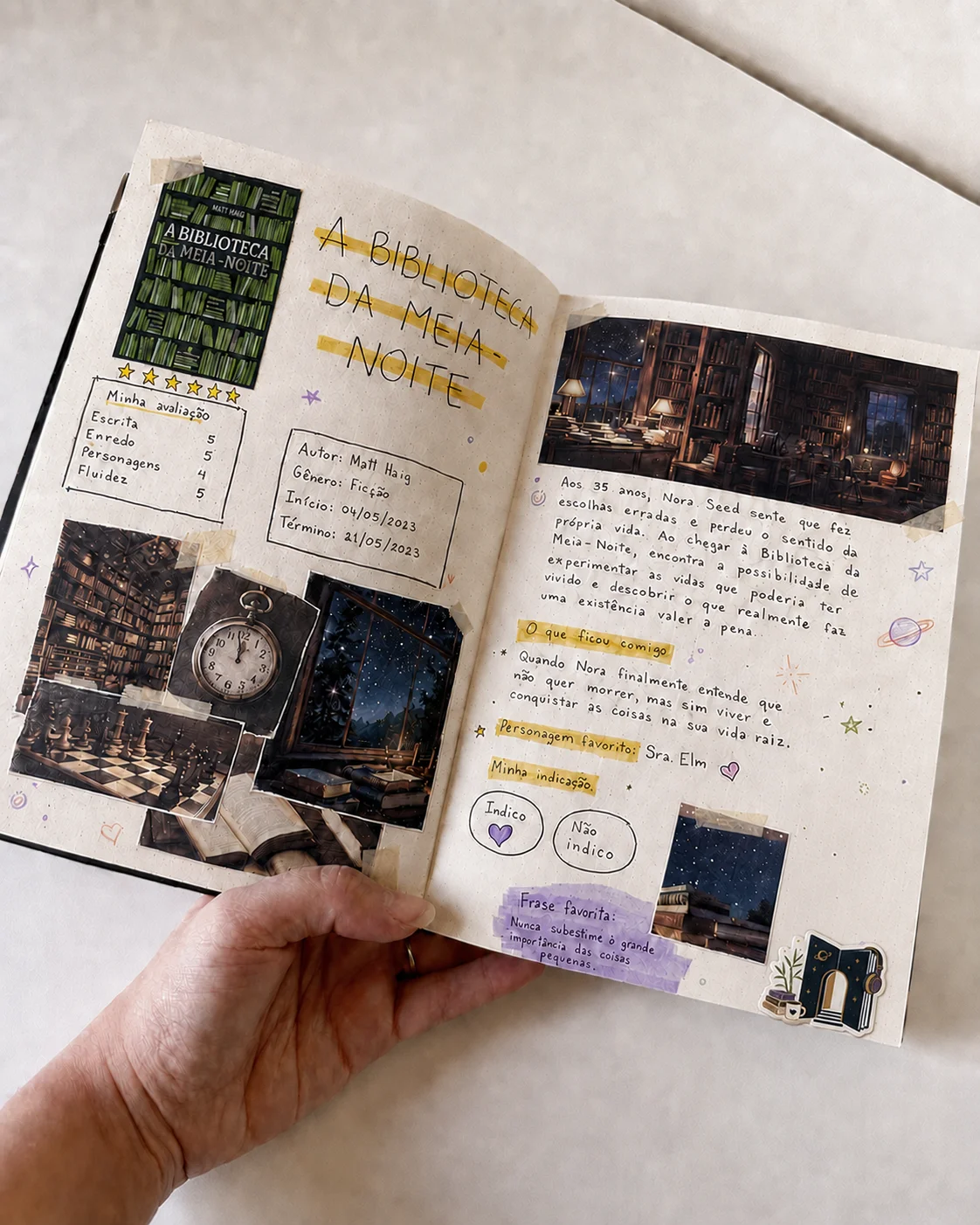 Caderno aberto com uma página de reading journal feita à mão, reunindo informações, avaliação, imagens e impressões sobre uma leitura